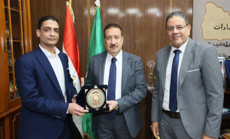 محافظ المنوفية يكرم مدير مستشفى شبين الكوم للجراحات المتخصصة
