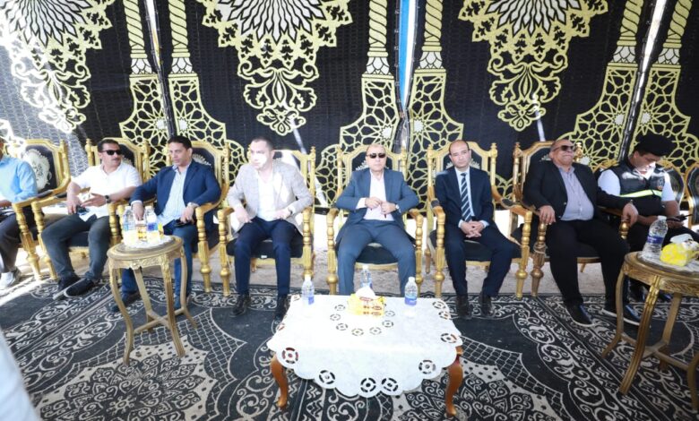 محافظ كفرالشيخ يقدم واجب العزاء في والد مدير مراسم الديوان العام