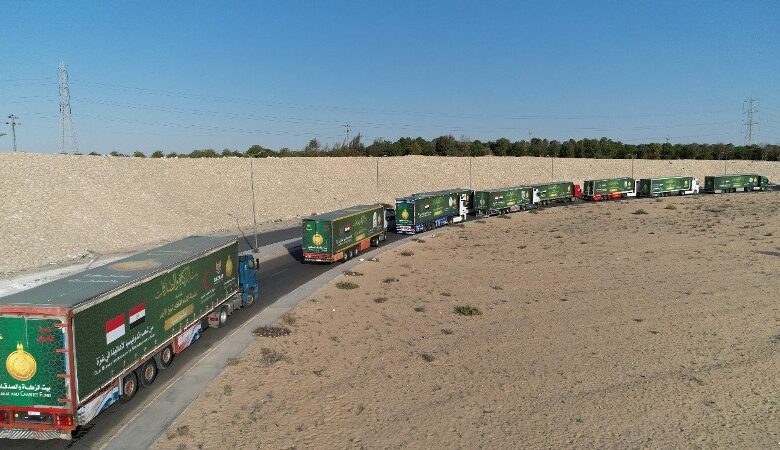 قافلة إغاثية يرسلها بيت الزكاه تحمل آلاف الأطنان من المواد الغذائية والطبية إلى غزة