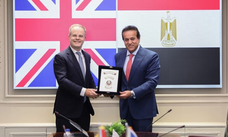 وزير الصحة يبحث مع سفير المملكة المتحدة سبل تعزيز التعاون والاستثمار في القطاع الصحي
