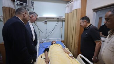 بدوي وجبران يطمئنان علي الناجين من حادث بارج خليج السويس