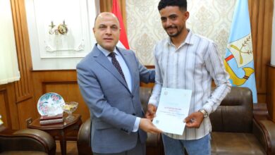 محافظ كفرالشيخ يُسلّم 10 عقود تقنين أراضي أملاك دولة للمستفيدين من المواطنين