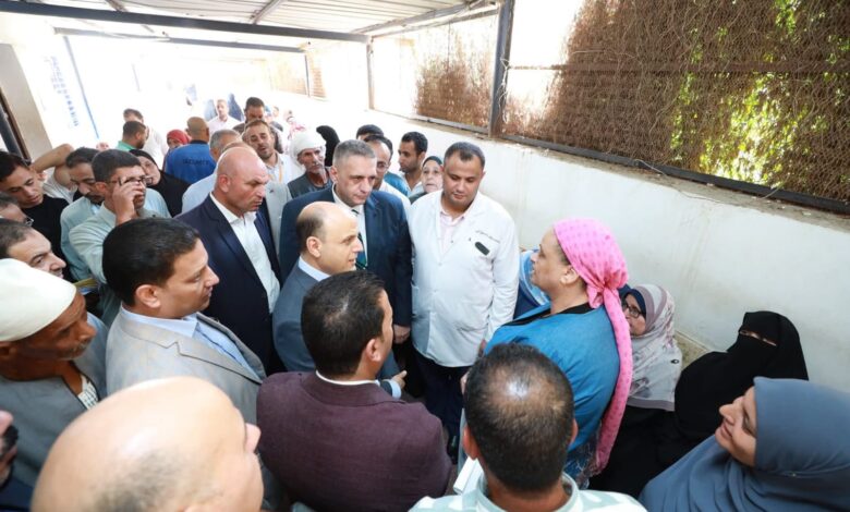 محافظ كفرالشيخ يستمع لشكاوى وطلبات المواطنين