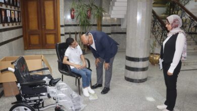 محافظ القليوبية يوفر كرسياً كهربائياً لمواطن من ذوي الهمم