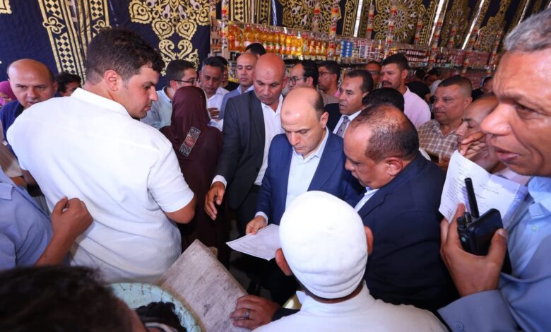 محافظ كفرالشيخ يستمع لطلبات أهالي الحامول خلال جولته الميدانية