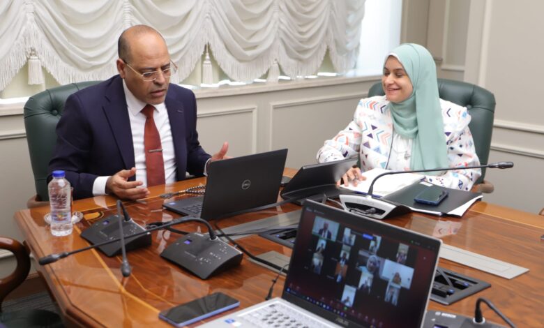 وزير العمل يوجه أعضاء مكاتب التمثيل بالخارج بتوفير فرص عمل للشباب