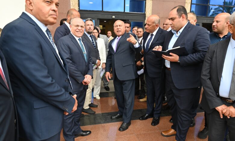 وزير الصناعة والنقل يتفقد محطة الركاب السياحية بميناء الإسكندرية