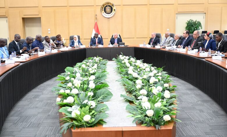 وزير الصناعة والنقل يلتقي وزير النقل والطيران بجمهورية سيراليون لتدعيم التعاون المشترك