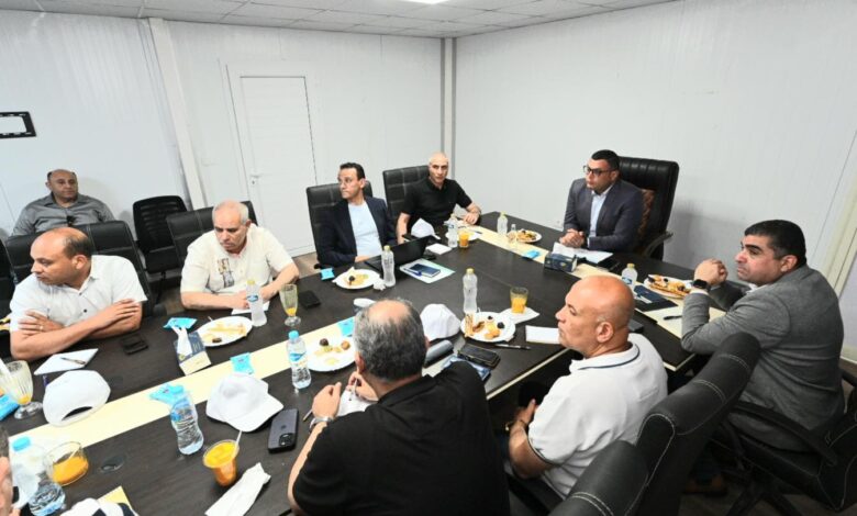 وزير الإسكان يعقد اجتماعا مع الشركات العاملة بمشروع «صواري» بالإسكندرية