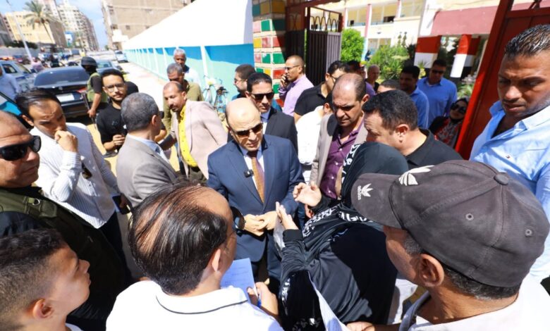 محافظ كفرالشيخ يستمع لشكاوى وطلبات المواطنين.. خلال جولته الميدانية 