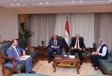 وزير العمل يستقبل