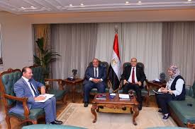 وزير العمل يستقبل
