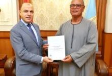 محافظ كفرالشيخ يُسلّم 11 عقد تقنين أراضي أملاك دولة للمستفيدين من المواطنين