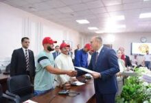 وزير العمل يُسلم عقود عمل لكودار مصرية للعمل بشركة مقاولات في "البوسنة والهرسك"