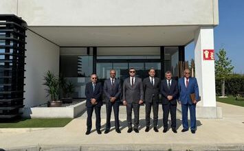 وزير الإسكان يصل مدينة برشلونة الإسبانية ويلتقي مسئولي شركتي (DUPONT) و(IETOS)