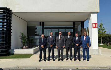وزير الإسكان يصل مدينة برشلونة الإسبانية ويلتقي مسئولي شركتي (DUPONT) و(IETOS)