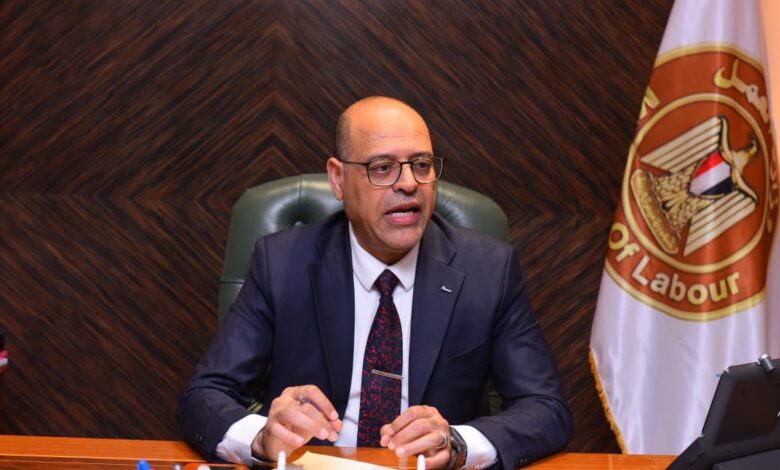 وزير العمل يُعلن ختام الدورة التدريبية الثانية لخريجي كليات الأداب قسم جغرافيا على مهنة "مساح عام" بجامعة بدر