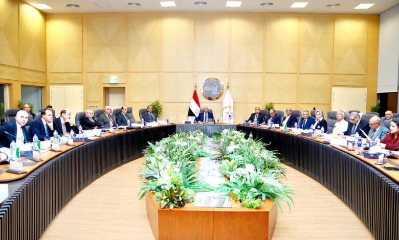 وزير الصناعة والنقل يترأس اجتماع الجمعية العامة للشركة القابضة لمشروعات الطرق والكباري والنقل البري