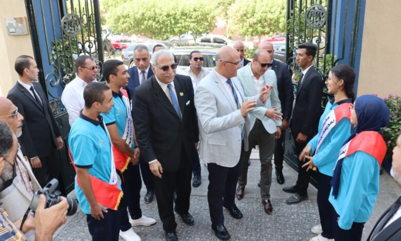 محافظ القليوبية يتفقد مدرسة إيجيبت جولد بالعبور