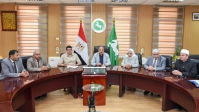 محافظ الشرقية يسلم مساعدات مالية لمصابي انهيارعقار بالزقازيق