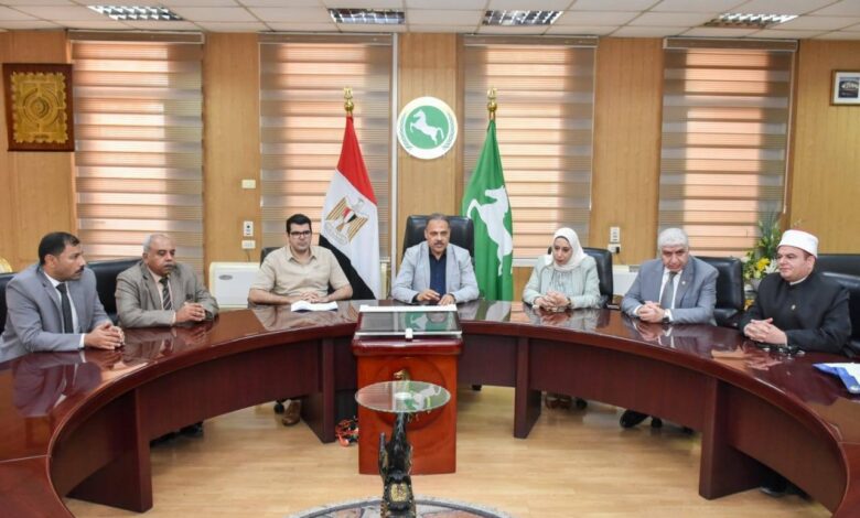 محافظ الشرقية يسلم مساعدات مالية لمصابي انهيارعقار بالزقازيق