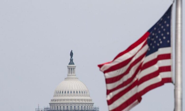 هل يمكن أن ينحرف الابن بسبب ملابس أمه ؟