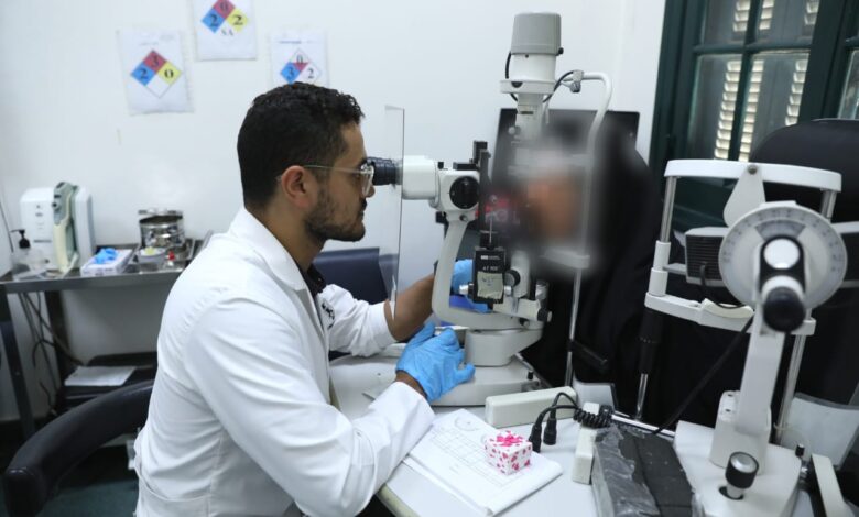 وزير الصحة يتابع الخدمات الطبية للمرضى المصابين بمضاعفات عقب إجراء تدخلات في إحدى مستشفيات التأمي