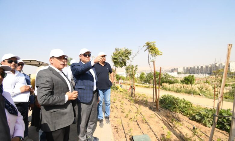 وزير الإسكان يعقد اجتماعا مع الشركات المنفذة بحدائق تلال الفسطاط