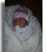 طفلة وسط منطقة زراعية