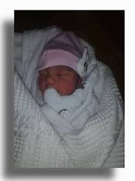 طفلة وسط منطقة زراعية