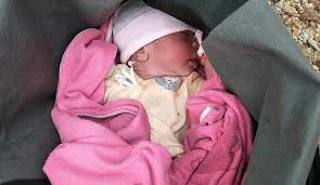 العثور على رضيع حديث الولادة بجوار مسجد بمركز أشمون