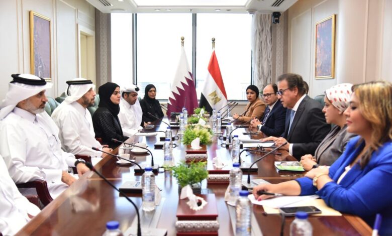 نائب رئيس مجلس الوزراء وزير الصحة والسكان يستقبل وزير الصحة العامة بدولة قطر