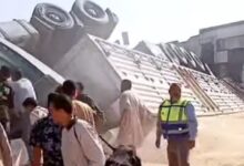 مصرع شخص وإصابة آخر فى انقلاب سيارة "تريلا"محملة بـ50 طن ذرة بمدخل مركز أشمون