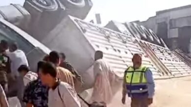 مصرع شخص وإصابة آخر فى انقلاب سيارة "تريلا"محملة بـ50 طن ذرة بمدخل مركز أشمون