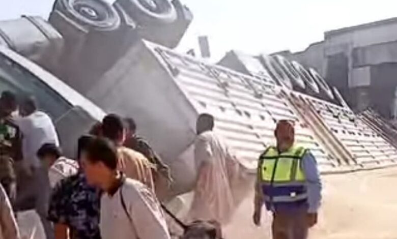 مصرع شخص وإصابة آخر فى انقلاب سيارة "تريلا"محملة بـ50 طن ذرة بمدخل مركز أشمون