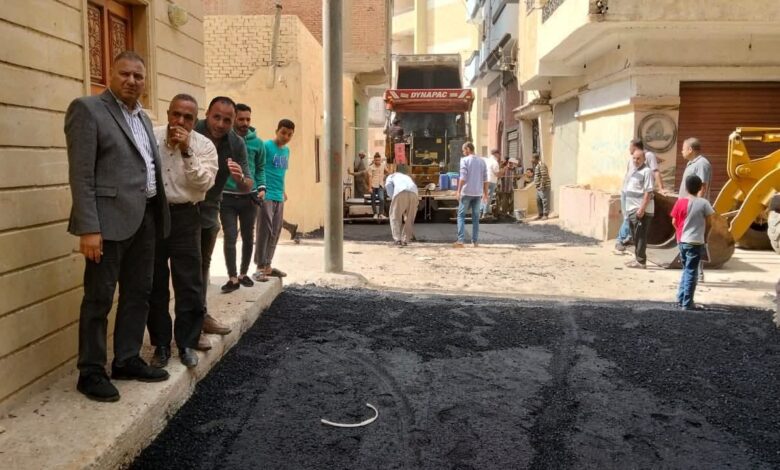 محافظ كفرالشيخ يتابع أعمال رصف شارع العباسي بسيدي سالم