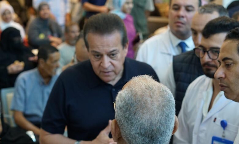 وزير الصحة يتفقد مجمع الإسماعيلية الطبي ويوجه بسرعة الاستجابة لطلبات المواطنين