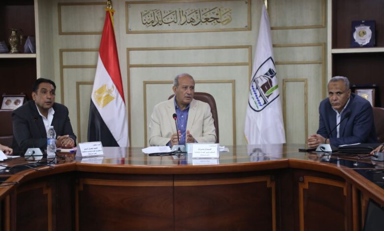 السكرتير العام ببنى سويف يُتابع مستجدات وسير العمل في ملفات التصالح