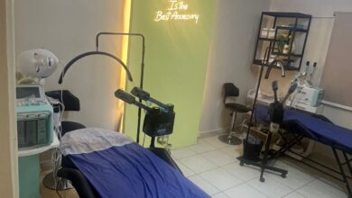 وزارة الصحة تغلق مركزًا غير مرخص للتجميل في مدينة نصر تديره منتحلة صفة طبيب