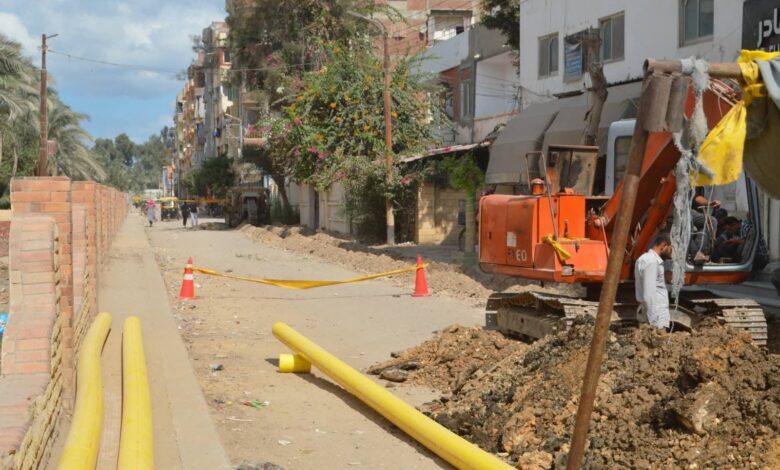 محافظ كفرالشيخ يتابع أعمال حفر وتوصيل شبكة الغاز الطبيعي بمركز مطوبس