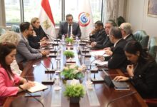 وزير الصحة يبحث مع «ميدترونيك» ميكنة منظومة تغيير الصمام الأورطي بالقسطرة (TAVI)