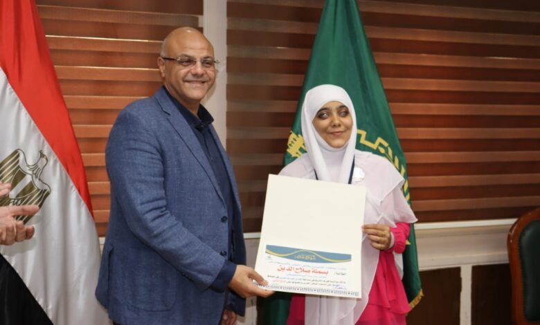 محافظ القليوبية .. يكرم "بسملة وتغريد" بعد فوزهما في "تحدي القراءة العربي"