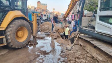 الأشموني.. يتابع إصلاح كسر مفاجئ بخط مياة منيا القمح بالشرقية
