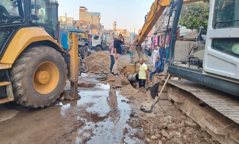 الأشموني.. يتابع إصلاح كسر مفاجئ بخط مياة منيا القمح بالشرقية