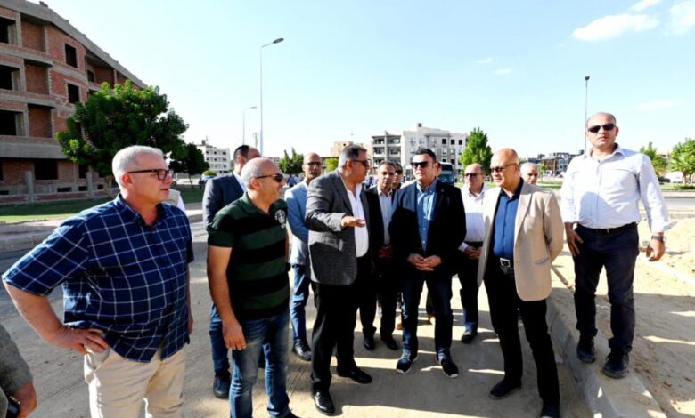وزير الإسكان يتفقد محاور وطرق مدينة الشروق