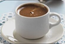 القهوة على الريق.. متعة صباحية أم خطر خفي؟