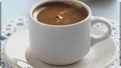 القهوة على الريق.. متعة صباحية أم خطر خفي؟