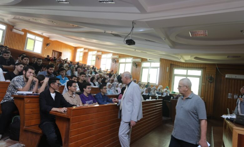 رئيس جامعة كفر الشيخ يتفقد سير العملية التعليمية بالجامعة الأهلية