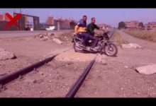 النقل تناشد المواطنين بعدم إقامة معابر غير شرعية على قضبان السكك الحديدية وعدم العبور منها