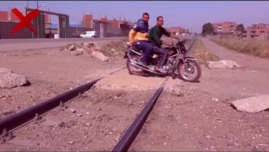 النقل تناشد المواطنين بعدم إقامة معابر غير شرعية على قضبان السكك الحديدية وعدم العبور منها